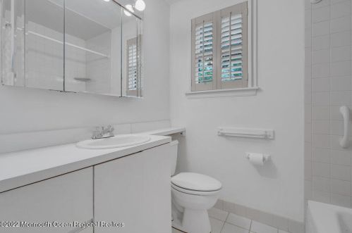 52 Laurel Dr, Little Silver NJ 07739-1416 exterior