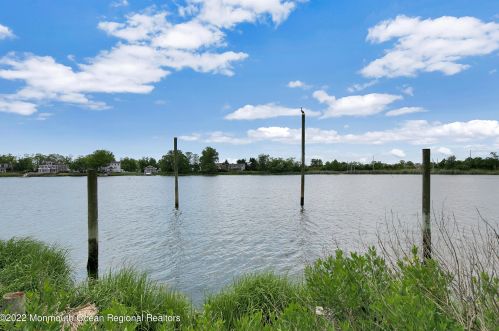 56 Rivers Edge Dr, Little Silver NJ 07739-1706 exterior