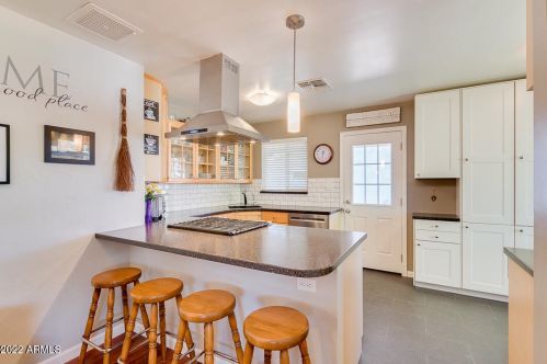 2145 Clarendon Ave, Phoenix AZ 85031-3142 exterior