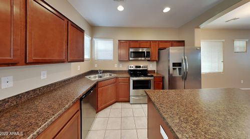 2033 77th Gln, Phoenix, AZ 85035-5057