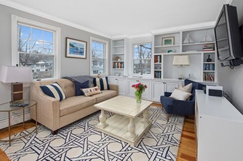 56 Elm St, Hingham MA 02043-2431 exterior