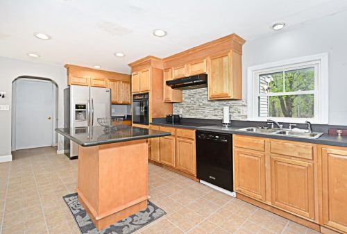 377 Main St, East Brookfield MA 01515-1703 exterior