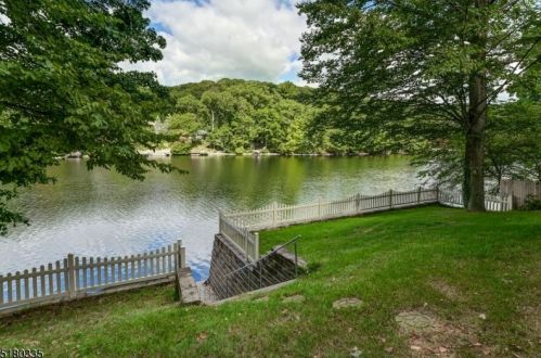 377 Skyline Lk Dr, Skyline Lakes NJ 07456-1953 exterior