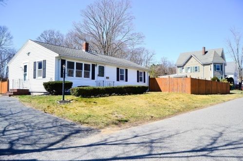 2 Oak Ave, Taunton, MA 02780-4023
