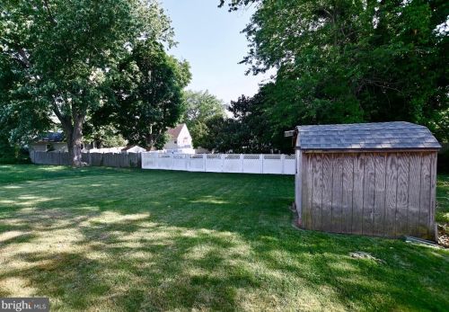 353 Hendrickson Ave, West Deptford NJ 08096-1327 exterior