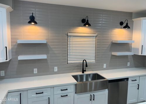 2022 22 Pl, Phoenix AZ 85042-8100 exterior