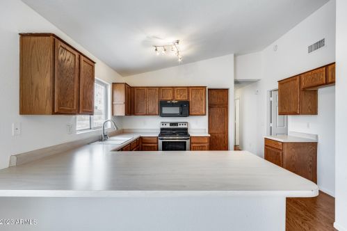 2021 Bluefield Ave, Phoenix AZ 85032-8817 exterior