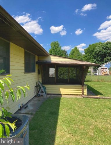 124 Military Dr, West Deptford NJ 08063-1507 exterior