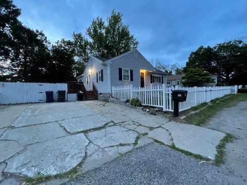 17 Stewart St, Dracut, MA 01826-1925