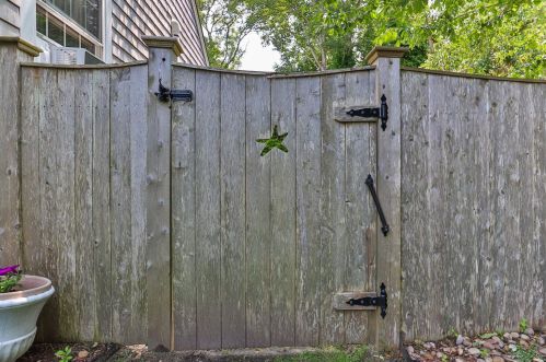 2 Uncle Zlotis Rd, Chatham MA 02633-1595 exterior