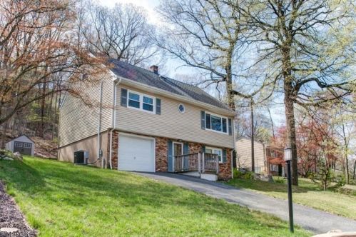 24 Serpentine Rd, Skyline Lakes, NJ 07456-2521