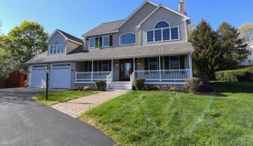 4 Helen Dr, Dracut, MA 01826-2626