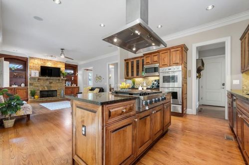 1789 Buckhead Vly Ln, Atlanta GA 30324-2795 exterior