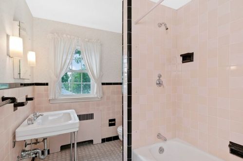 1686 Beacon St, Newton MA 02468-1463 exterior