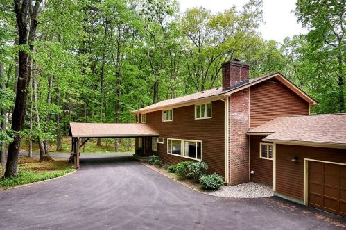 64 Cushman Rd, Amherst, MA 01002-9620