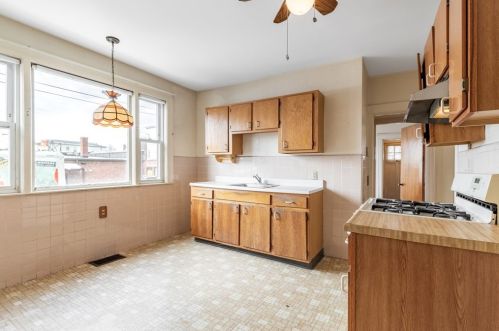 7 Bellingham Ave, Everett MA 02149-1218 exterior