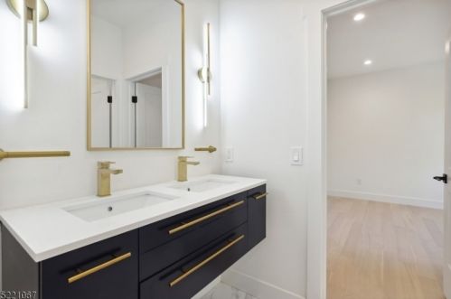 19 Grant Ave, East Hanover NJ  07936-2950 exterior