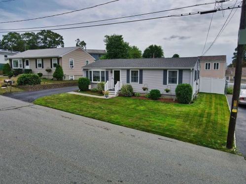 20 Maxine St, New Bedford, MA 02745-1110