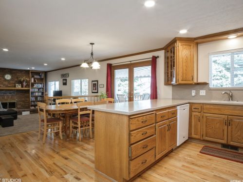 1587 Edgecliff Dr, Sandy UT 84092-4309 exterior