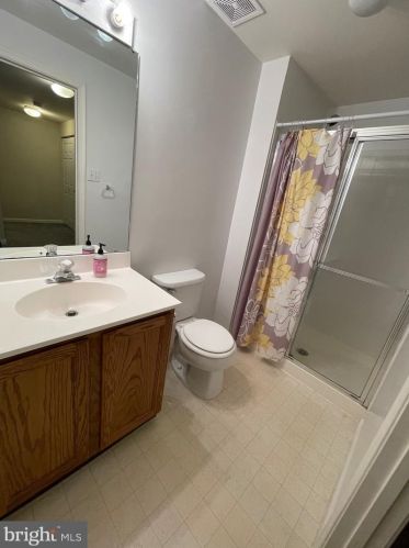 8 Coachlight Dr, Erial NJ 08081-5609 exterior