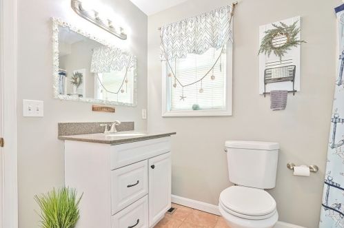 42 Raymond St, Fall River MA 02723-2823 exterior