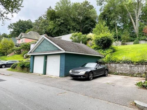 25 Circuit Ave, Worcester MA 01603-2159 exterior