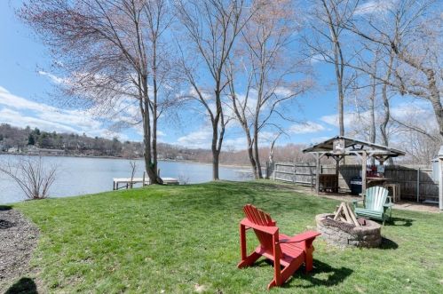 31 Indian Lk Pkwy, Worcester MA 01605-1215 exterior