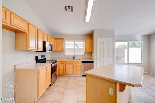 2715 Beautiful Ln, Phoenix AZ 85042-7073 exterior