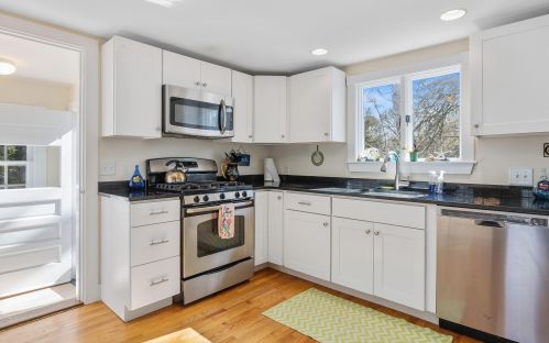 1359 Main St, Chatham MA 02633-2464 exterior