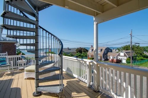 94 Great Hl Dr, Weymouth MA 02189 exterior