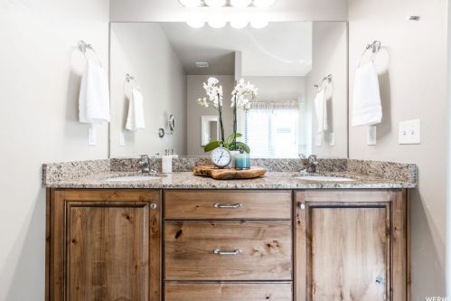 733 Clb Oaks Dr, Sandy UT 84070 exterior