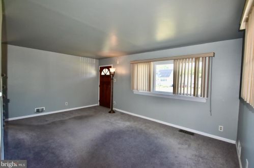 353 Hendrickson Ave, West Deptford NJ 08096-1327 exterior