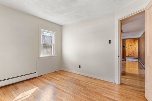 83 Litchfield Ave, Dracut MA 01826-2565 exterior