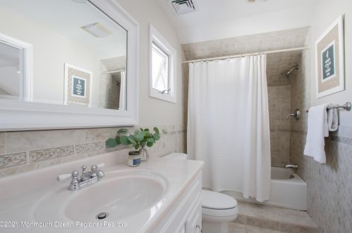 33 Sunnycrest Dr, Little Silver NJ 07739-1126 exterior