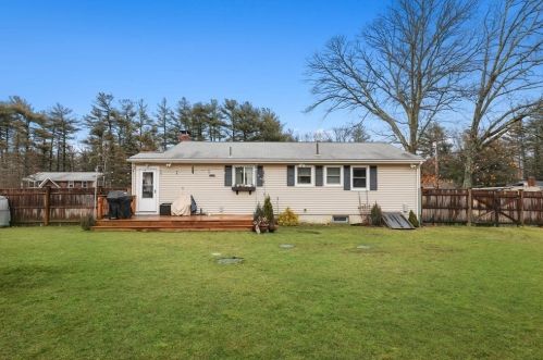 83 Colonial Dr, Taunton MA 02780-3801 exterior