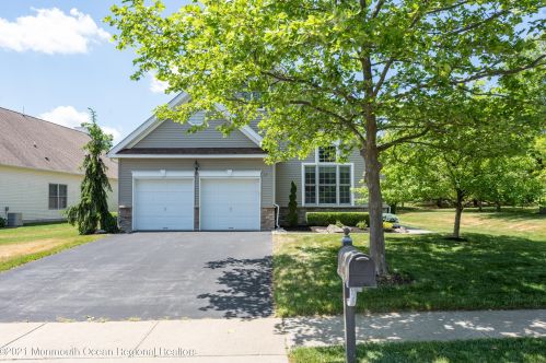 17 Fernwood Dr, Tinton Falls, NJ 07712-8712