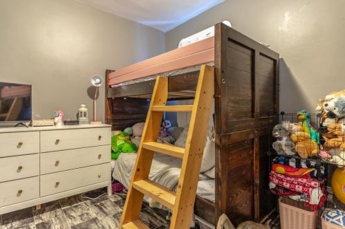 285 Earle St, New Bedford MA 02746-1814 exterior