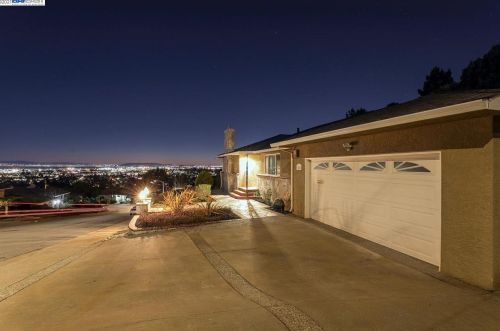 1476 Regent Dr, San Leandro CA 94577-5323 exterior