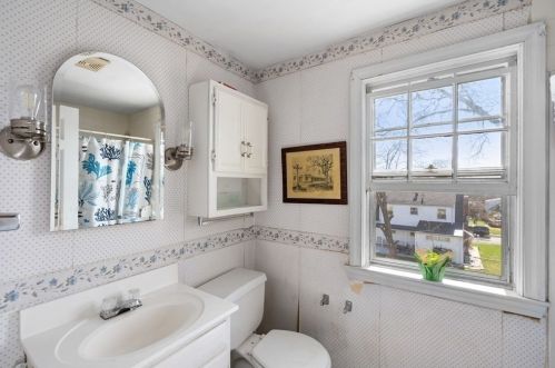 404 Blue Hl Ave, Milton MA 02186-1037 exterior