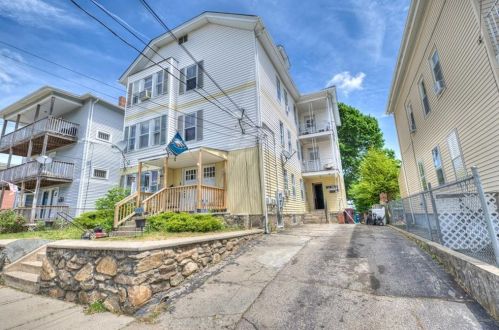 43 5th Ave, Woonsocket, RI 02895-5017