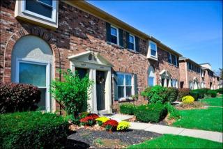 4493 Mobile Dr, Columbus OH  43220-3712 exterior