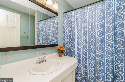 422 Meadowcroft Rd, West Deptford NJ 08096-4007 exterior