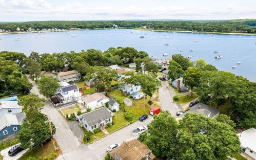 62 Warr Ave, Wareham, MA 02571-2061