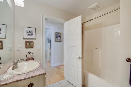 40 Main St, Falmouth MA 02540-3129 exterior