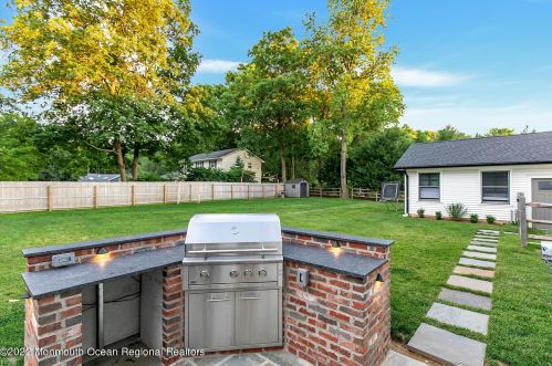 61 Winding Way, Little Silver NJ 07739-1720 exterior