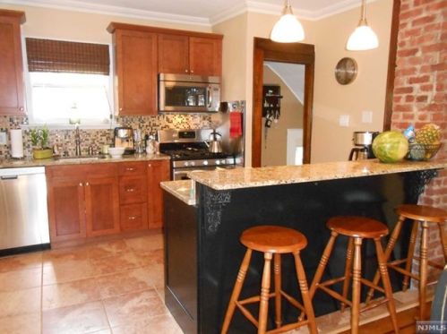 201 8th St, Cresskill NJ  07626-1914 exterior