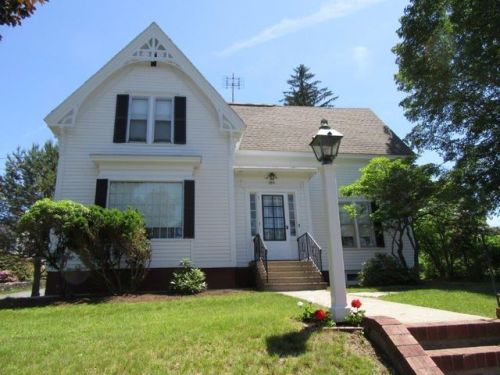 109 Pleasant St, Leicester, MA 01524-1419