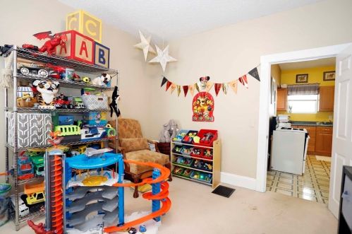 106 Arnold St, New Bedford MA 02740-3640 exterior