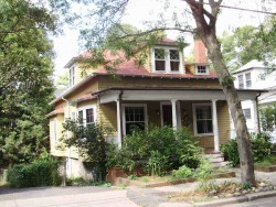 131 Rowe St, Newton, MA 02466-1527