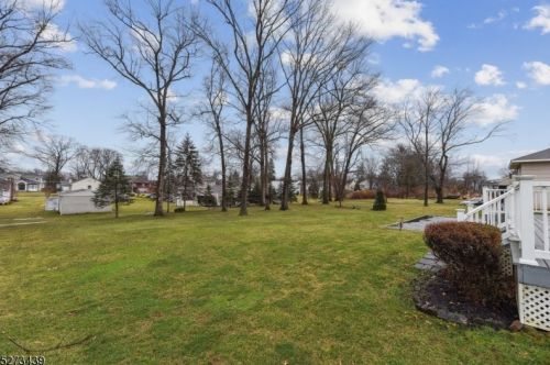 47 Ronald Dr, East Hanover NJ  07936-1420 exterior